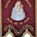 chorągiew kościelna z haftowaną postacią Matka Boża Miłosierna