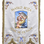 chorągiew kościelna z haftowaną postacią Matka Boża